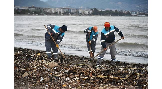 Alanya Galip Dere Plajı&#39;nda kış temizliği