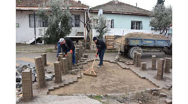 Alaşehir&#39;de olumsuz hava şartlarına rağmen hizmet devam ediyor