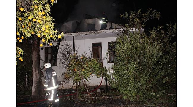 Antalya&#39;da boş binada yangın 1 itfaiyeci yaralandı