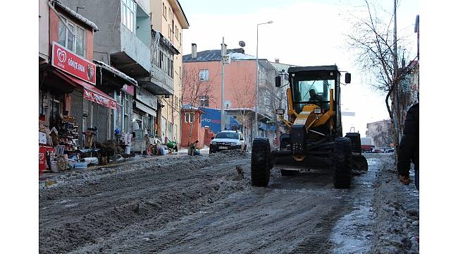 Ardahan Belediyesi ekipleri kar ve buz temizliğini sürdürüyor