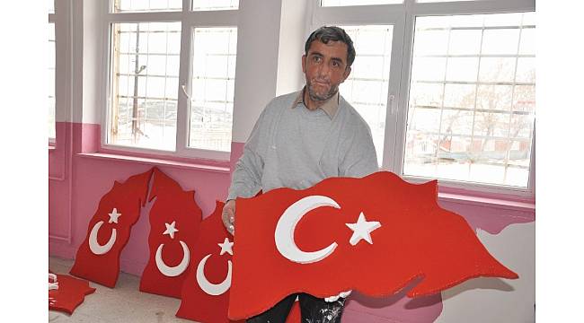 Atık köpükten Türk bayrağı yapıyor