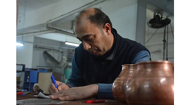 Bakırcı esnafı &#39;Zeytin Dalı&#39; figürü işlemeye başladı