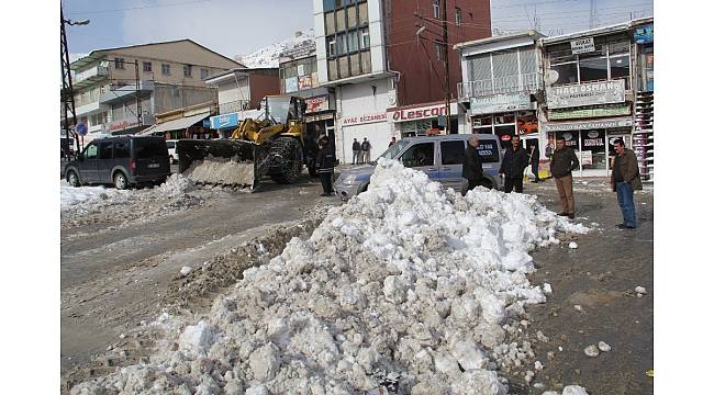 Başkale&#39;de kar temizleme çalışması devam ediyor