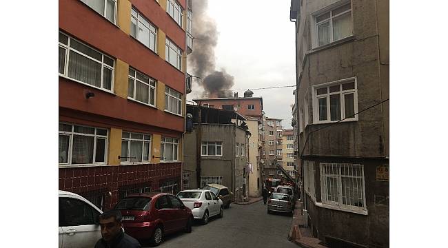 Beyoğlu&#39;nda bir binanın çatısı alev alev yandı