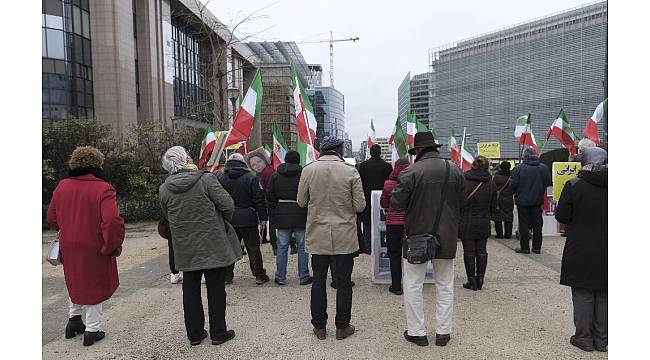 Brüksel&#39;e gelecek olan Zarif&#39;e protesto