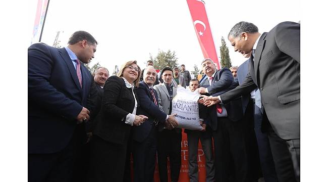 Büyükşehir&#39;den 400 Çiftçiye 200 ton koyun süt yemi