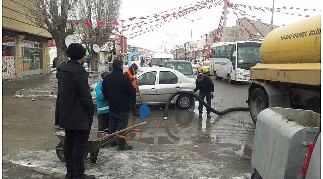 Çaldıran&#39;da kar ve kar suyu temizleme çalışması