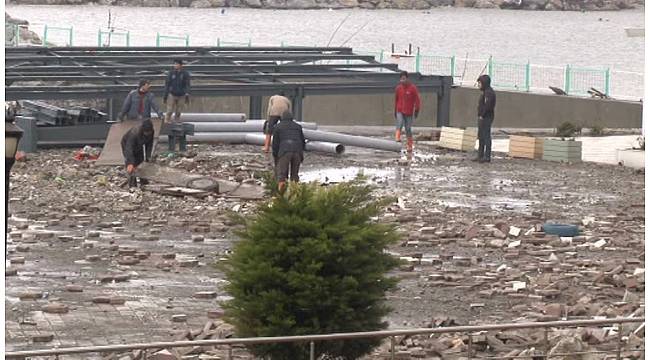 Dev dalgalar köprüye zarar verdi, sahil yolu kapatıldı, ulaşım tek şeride düştü