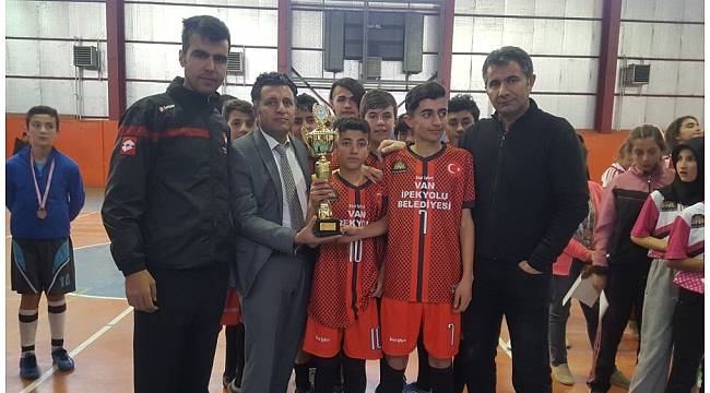 Fevzi Geyik Ortaokulu&#39;nun futsal başarısı