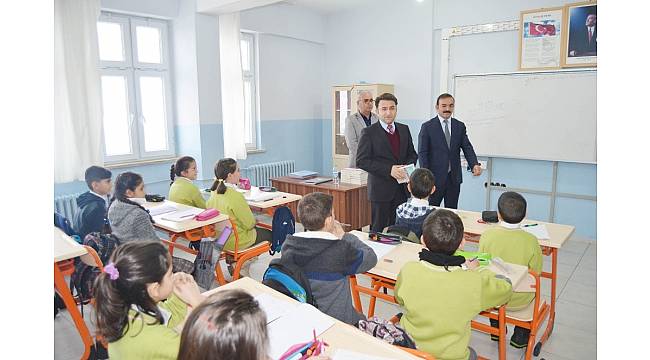 Hozat&#39;ta öğrencilere yardımcı kaynak kitap hediye edildi