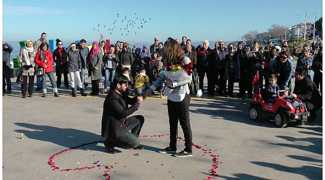 İlginç evlenme teklifi, vatandaştan alkış topladı