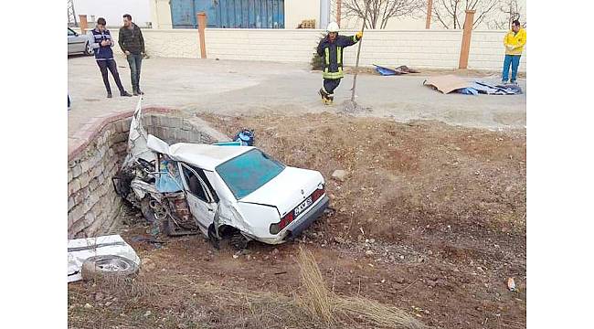 Kamyonetten düşen eşyadan kaçan sürücü otomobille menfeze çarptı: 3 ölü, 1 yaralı