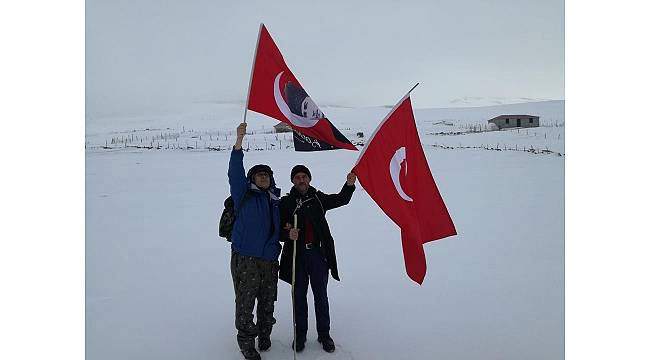 Karagöl Dağı&#39;nı görmek için kar üstünde 15 saat yürüdüler