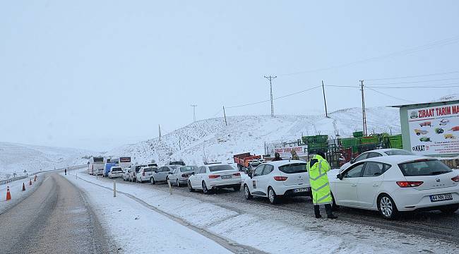  Kayan tır nedeniyle yol trafiğe kapandı