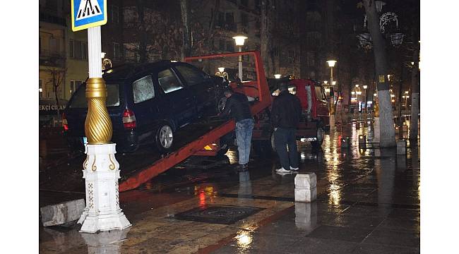 Kaza yapan sürücü otomobilini bırakıp kaçtı