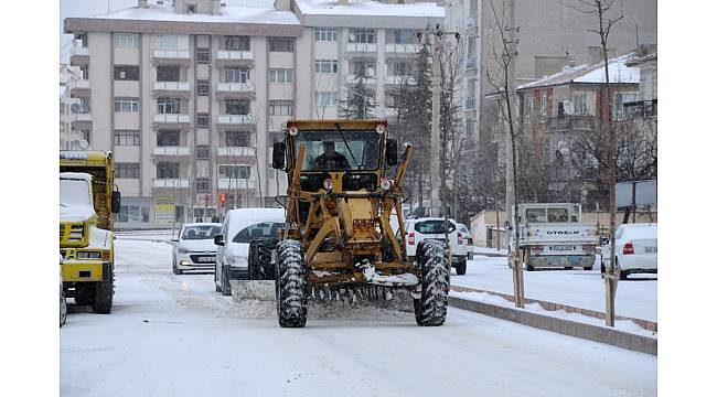 Kırşehir Belediyesi kar temizleme çalışmalarını sürdürüyor