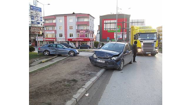 Kontrolsüzce yola çıkan otomobille karşı yönden gelen otomobil çarpıştı:1 yaralı