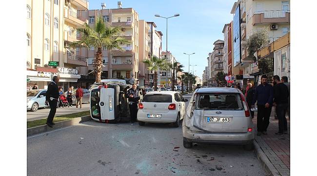 Manavgat&#39;ta cipin çarptığı araç devrildi: 2 yaralı