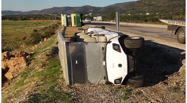 Mersin&#39;de fırtına tırları devirdi, ağaçları kökünden söktü