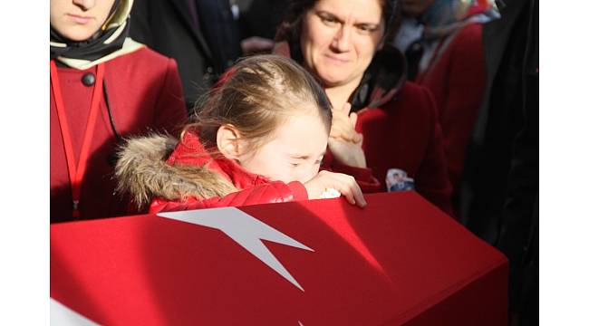 Minik Öykü&#39;den şehit babaya son dokunuş