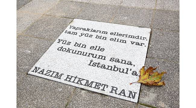 Nazım Hikmet&#39;in şiirleri Kadıköy sokaklarında