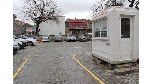 Otopark kapalı iken kaldığı sürenin parasını kapalı kulübeye bıraktı