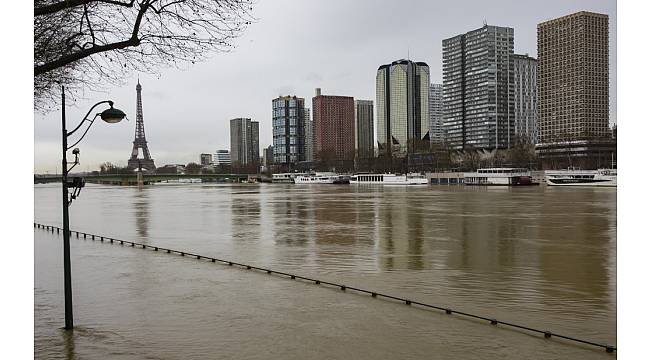 Paris&#39;in sembolü Seine Nehri taştı