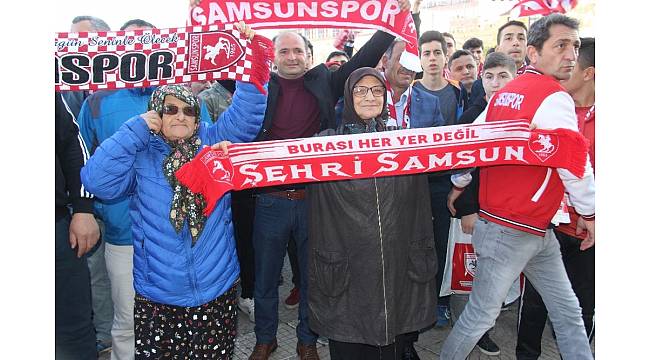 Samsunsporlular takımları için meydana akın etti