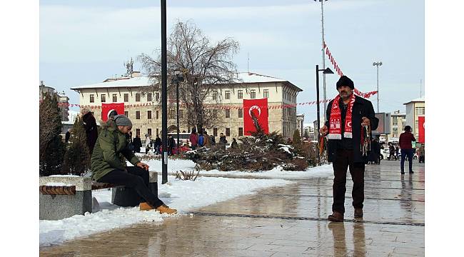 Seyyar satıcı bir günlük kazancını Mehmetçik Vakfı&#39;na bağışladı