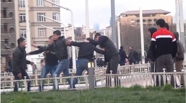 Taksim Meydanında tekme ve tokatlı kavga kamerada