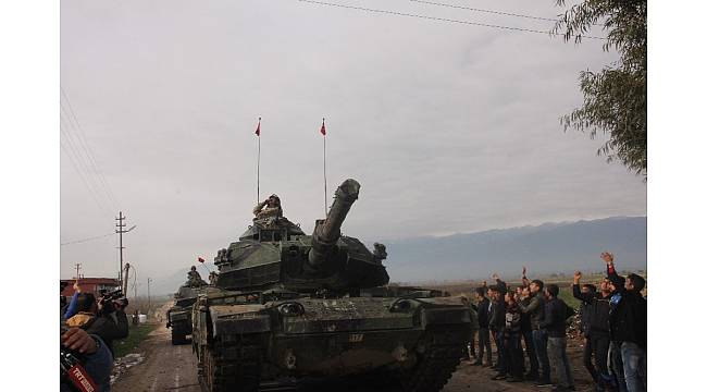 Tanklar Afrin&#39;e ilerliyor