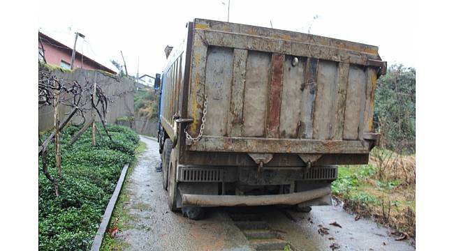 Taş kamyonu rampada bozulunca 4 gündür bulunduğu yerden kaldırılamadı