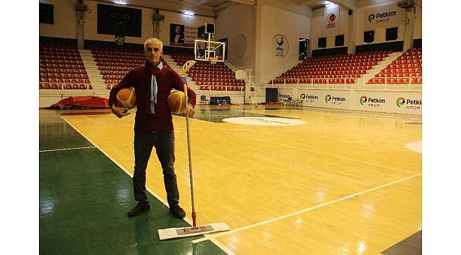 Temizlik görevlisinin basketbol yeteneği görenleri şaşırtıyor