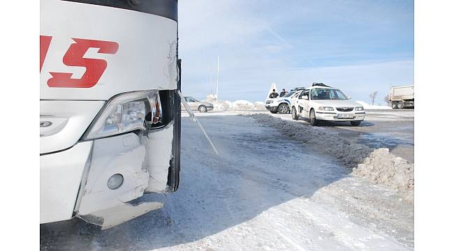 Tipi ve buzlanma sonucu otomobil otobüsle çarpıştı: 1 yaralı