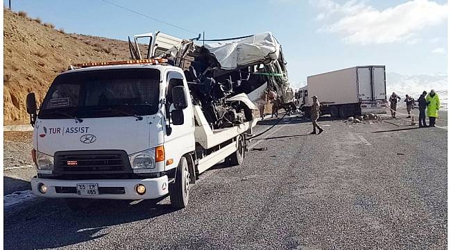 Tırla minibüsün çarpıştığı kazada ölenlerin kimliği belirleniyor