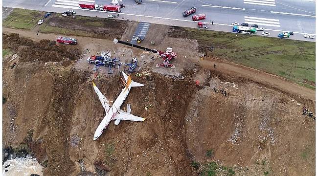 Trabzon&#39;da pistten çıkan uçağın bulunduğu yerden vinçlerle kaldırılmasına başlandı