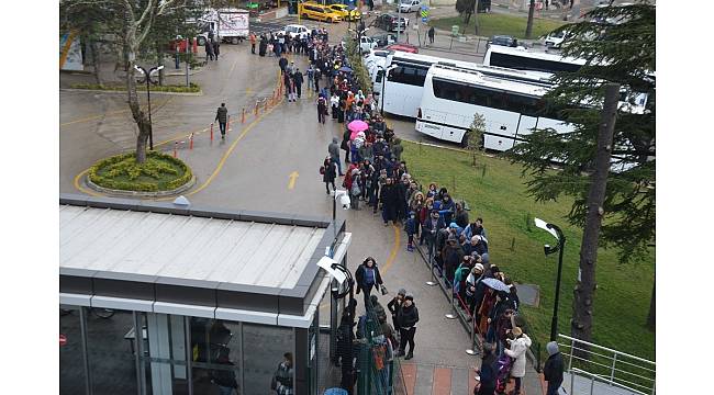 Uludağ&#39;da kar yolları kapadı, tatilciler teleferiğe hücum etti