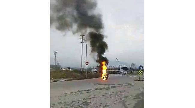 Yanan motorunu söndürmek isteyen Suriyeli gencin çaresizce koşuşturması yürekleri burktu