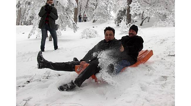 Yozgat&#39;ta gazeteciler kızak kayarak stres attı