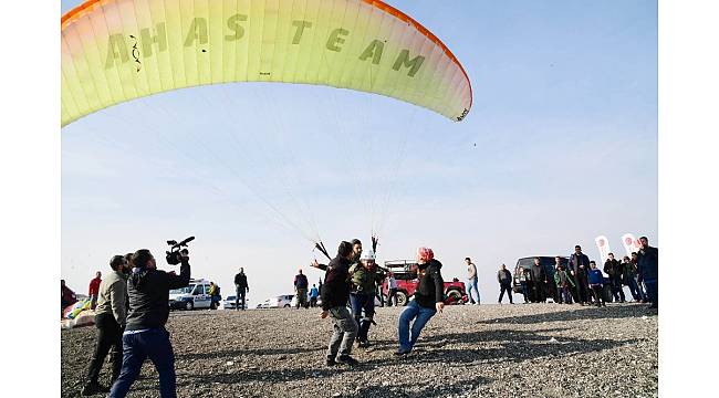 Adana&#39;da engeller yamaç paraşütüyle aşıldı