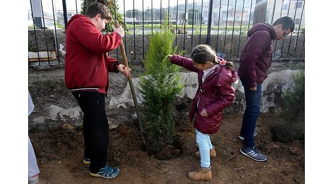 Aliağa&#39;da okul bahçeleri yeşilleniyor