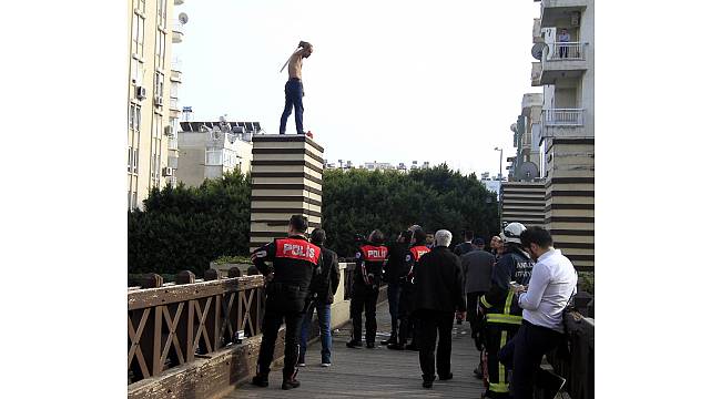 Antalya&#39;da üst geçitte benzinli intihar girişimi