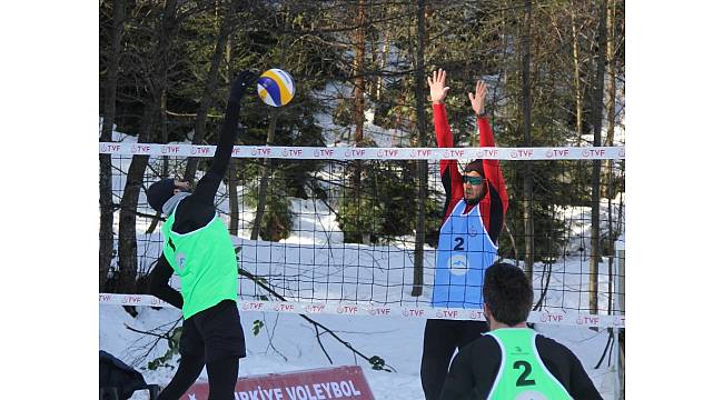 Artvin&#39;de Kar Voleybolu heyecanı başladı