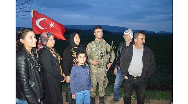 Asker olan evlatlarını sevkiyat noktasında beklediler