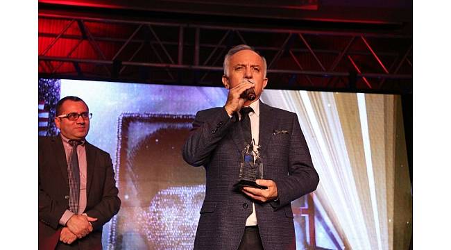 Atatürk portresine Shining Star Awards&#39;dan ödül