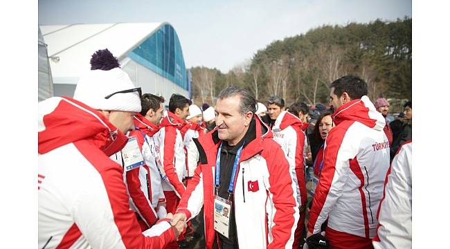 Bakan Bak, Güney Kore&#39;de Olimpiyat Köyünü ziyaret etti