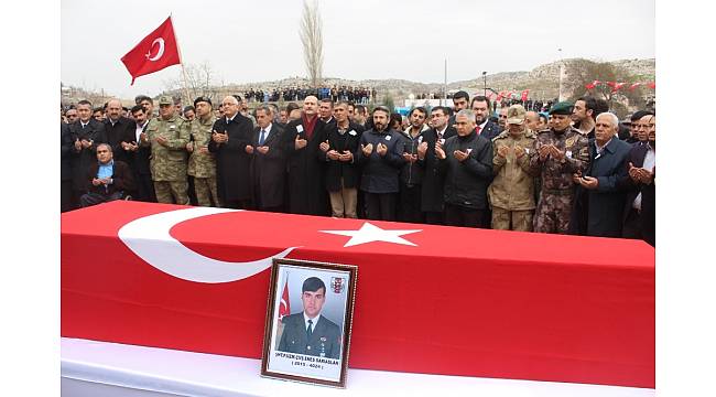 Bakan Soylu şehit babasının kolundan hiç ayrılmadı