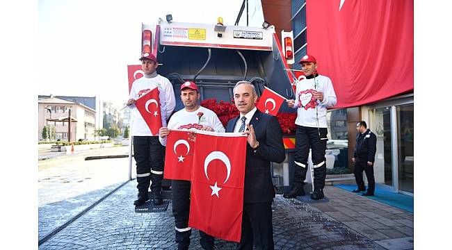 Başkan Mehmetçik için bayrak ve karanfil dağıttı