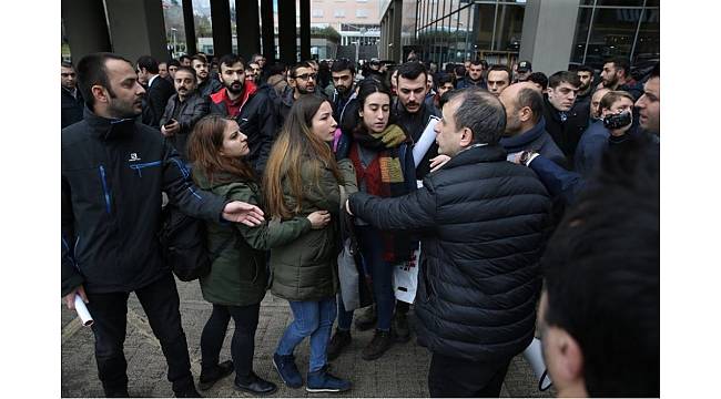 Belediye önünde açıklama yapan Halkevi üyelerine tepki gösterdiler