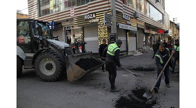 Bismil&#39;de yol yama ve tamir çalışması devam ediyor